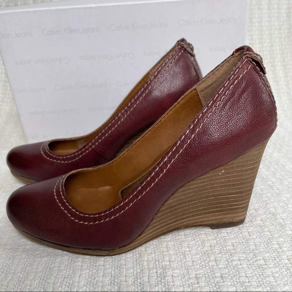 CALVIN KLEIN JEANS Dark Red Alesha Wedge burnished leather shoes size 7 NWT